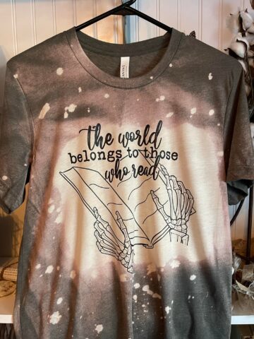 The world belongs to those who read t-shirt